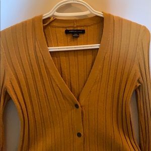 Mustered yellow American eagle v-neck shirt